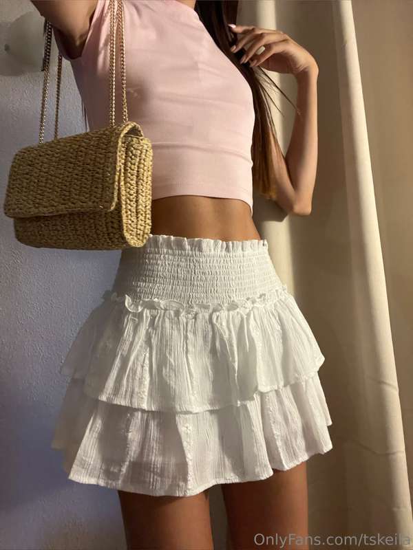 Wanna see what’s under my skirt? DM me if yes! 😈