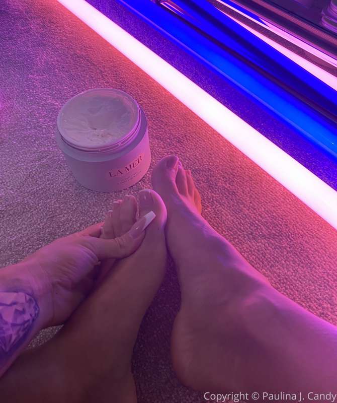 Foot fetish 🍭💕
DM me😘