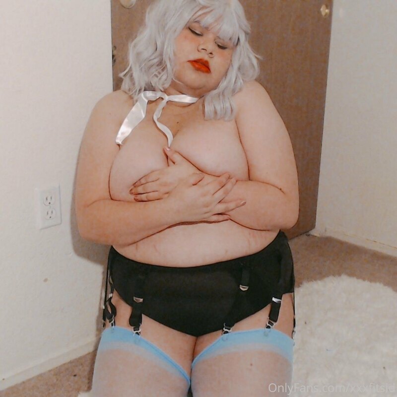 Hey guys! Check out my cute bbw gamer girl friend @lunathund..