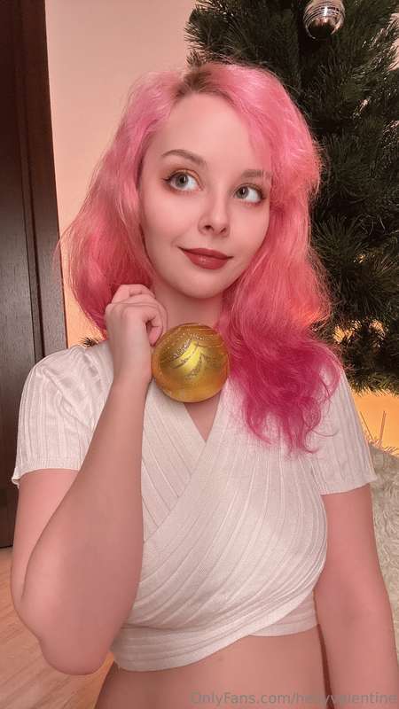 The tree is up, the lights are sparkling... but I think it n.. 25