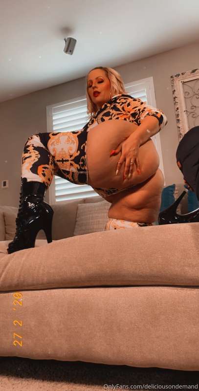 Get ready to Worship your Mistress Delicious 🤤 all that Ass