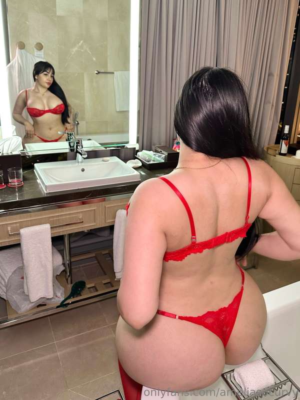 Mirror mirror on the wall, who’s the thickest Persian of the.. 3