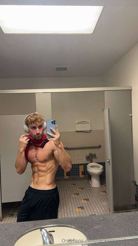 Hope you don't mind if I flex my abs a bit🤭