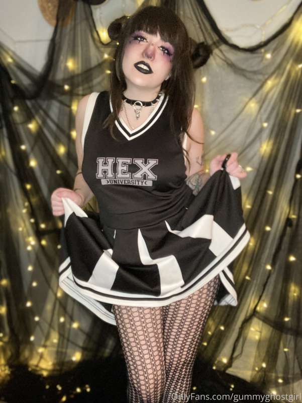 Your goth cheerleader gf wants to help you score 🖤 19