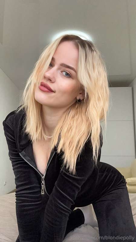 Late-night chats are the best… Who’s up?" 🌙🔥
