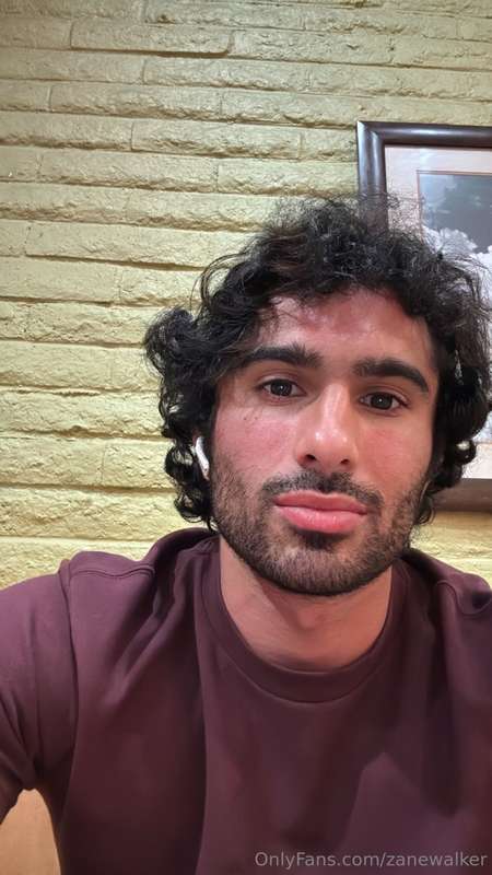 Growing out the beard and getting strong :) 💪🏼 Love u guys ❤..