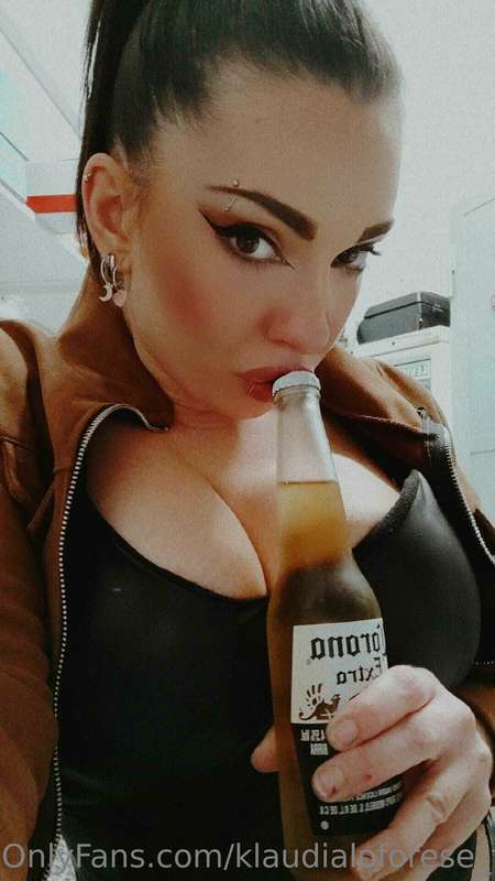 Cosa ci fa la Panterona con una corona in mano su OF?🤤  ISCR..