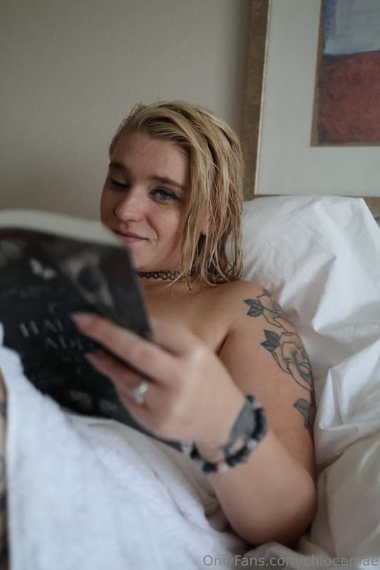 I like to read my porn like a lady 😂 4