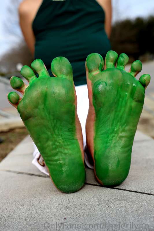 Green with envy? Or just horny for my feet? 👣 11
