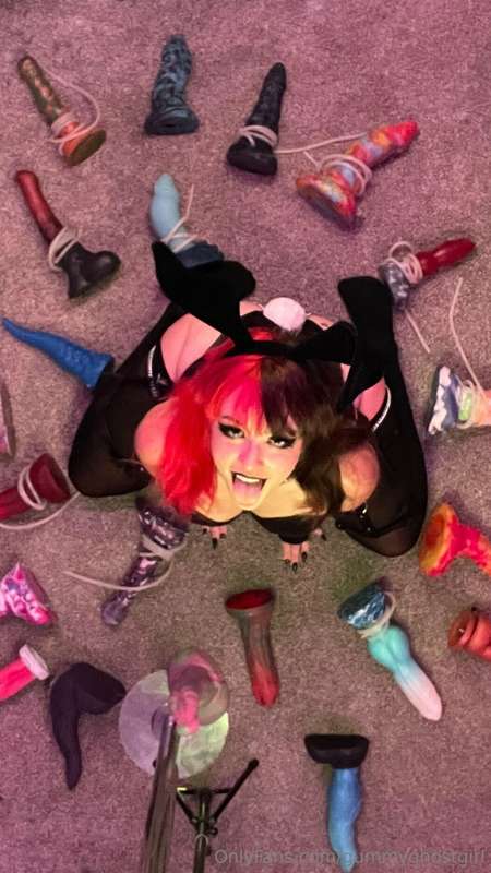 I’m your goth bunny bimbo and there’s no dragon I can’t tame.. 9