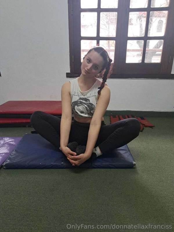 hiiii yesterday @franciss2002 took me this pics at gym and I..