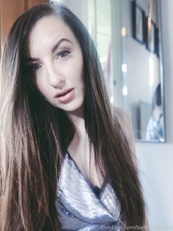 wooo I have so many silky dresses! Do you like a bit of shin.. 2