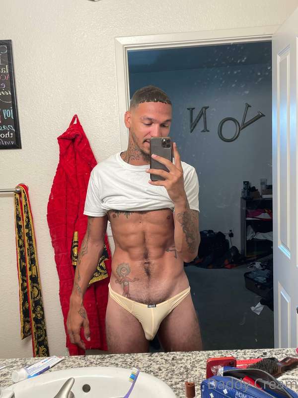 Swipe swipe swipe   100 likes and I’ll post the video of me .. 1