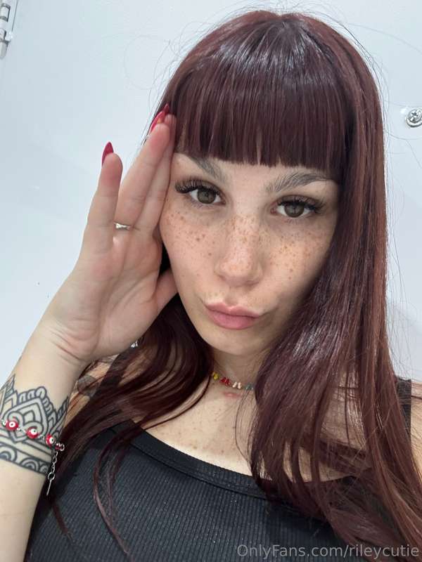 bangs behaving, freckles flirting… so why aren’t you in my D..
