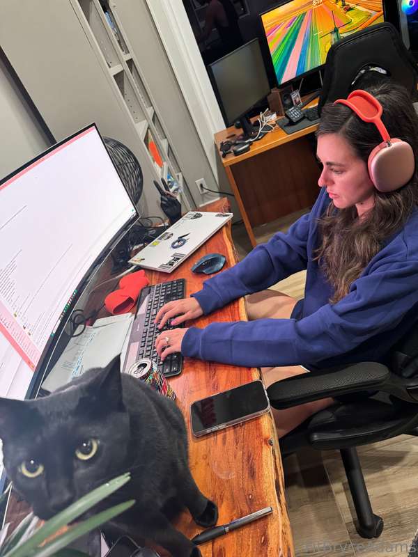 There’s me absolutely dialed in... then there’s Simon🐈‍⬛