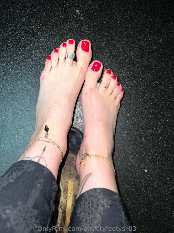 Can I tease you with my feet and flats at work ? 😈 4