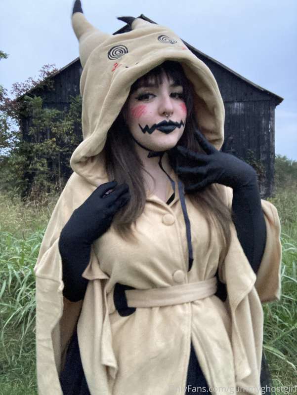 A wild mimikyu has appeared! What will you do? 🖤 9