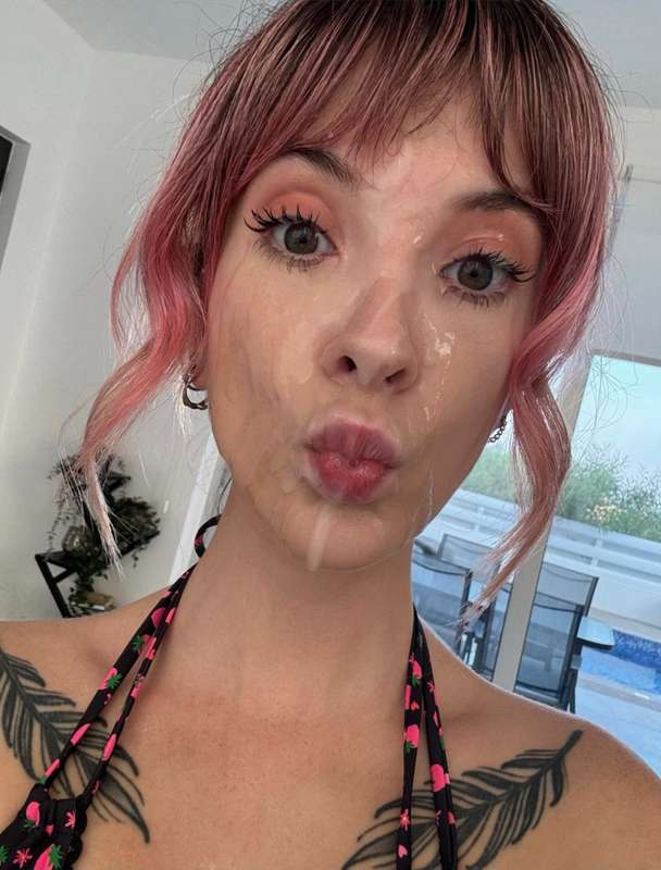 bigggggg facial 🤤 ‘like’ if you wanna see the video… 😏  1