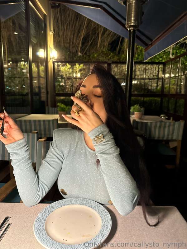 🦪 Aphrodisiac VibesThey say oysters are nature’s aphrodisiac..