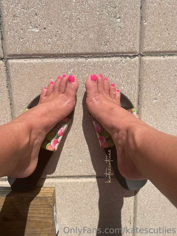 More vaca feet pics😘 more toe pics specifically bc they’ve b.. 1