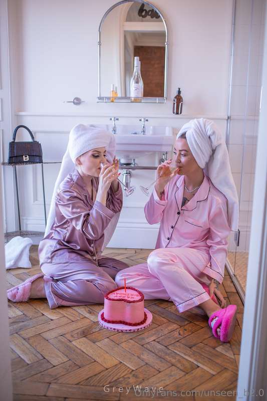 Chilling out with cake 💖  @ittybittyprettykitty