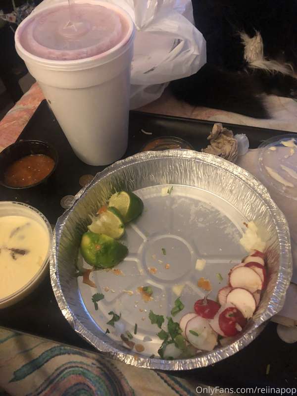 kept eating last night and ended up looking preggo~ 6 tacos .. 8