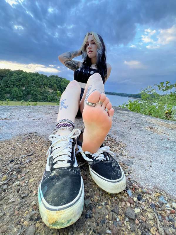 Such a great view of smelly feet 😈 7