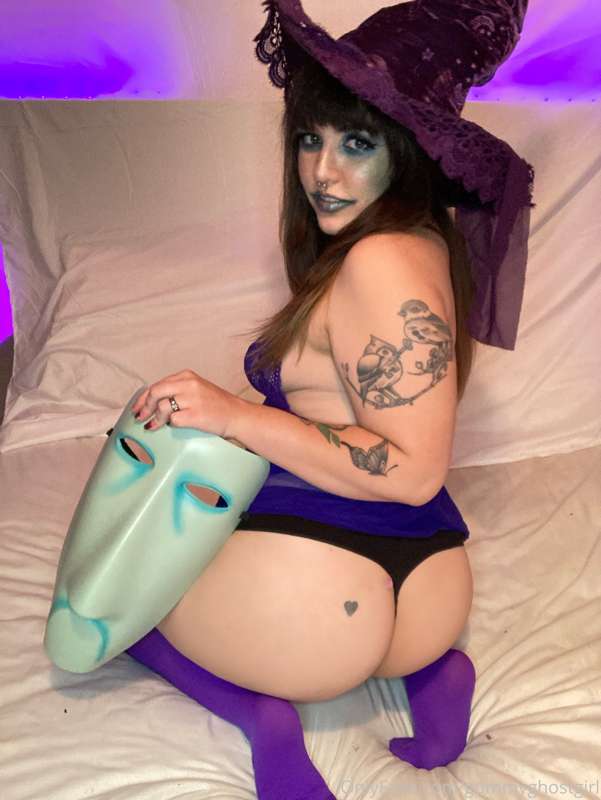 Wanna help me kidn@p the Sandy Claws? 😈 22