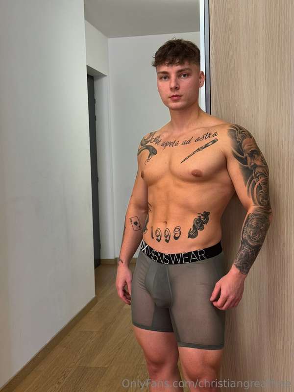 Underwear hugging tight 🥵🍆