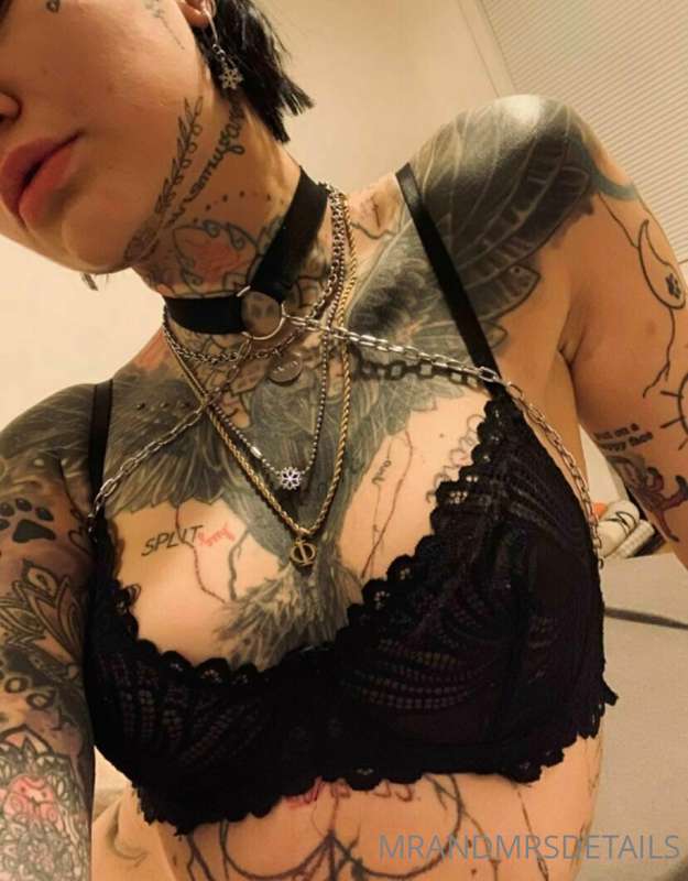 Hi guys, let’s check my hot tattooed friend 😈 she’s so hot 🥵..