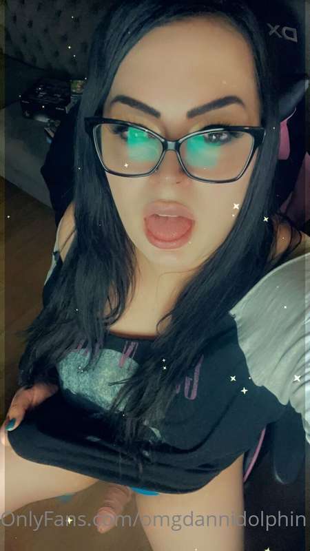 Geeky girl cock anyone?? 🐔🤓💜 1