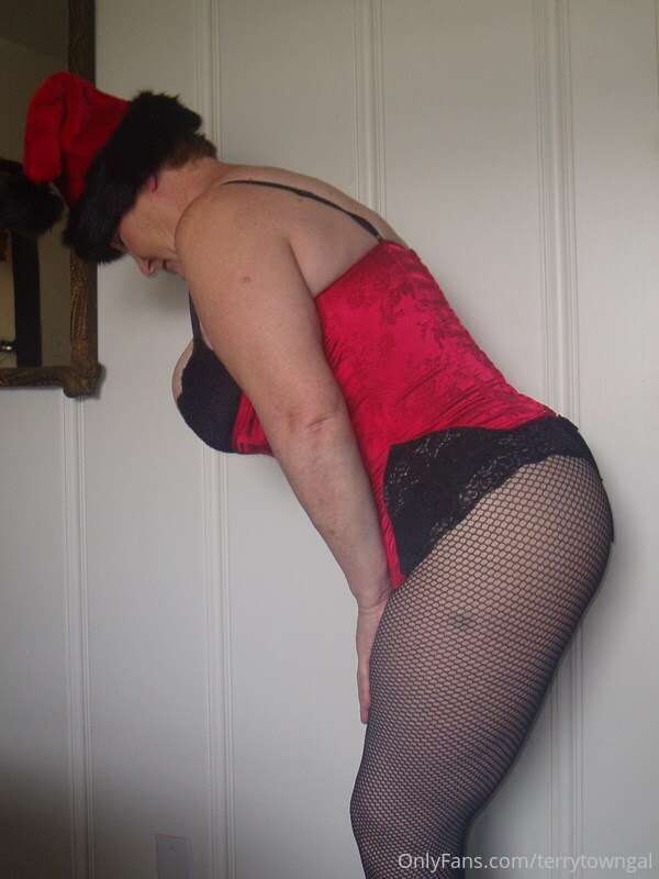 Showing off my ass from the side.