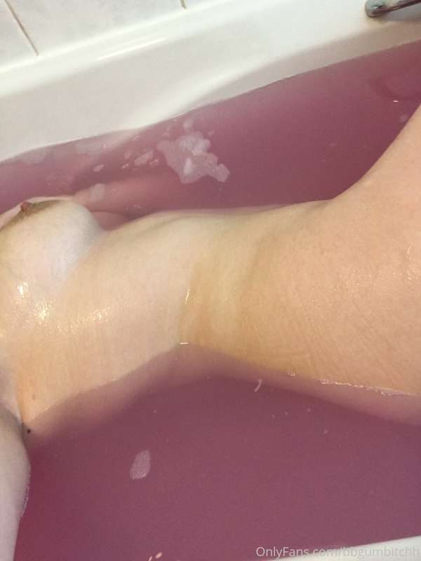Full body nudes in the tub 1