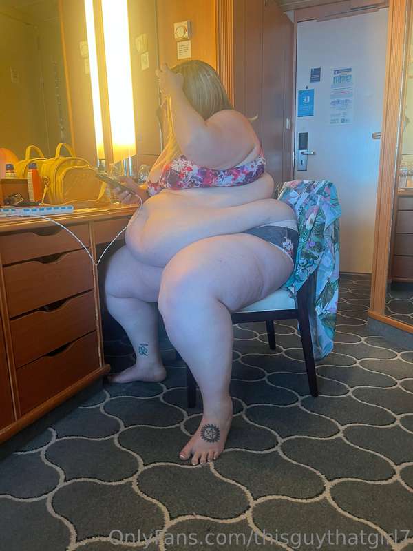 Check out these candid shotz of Britt putting on her makeup!.. 20