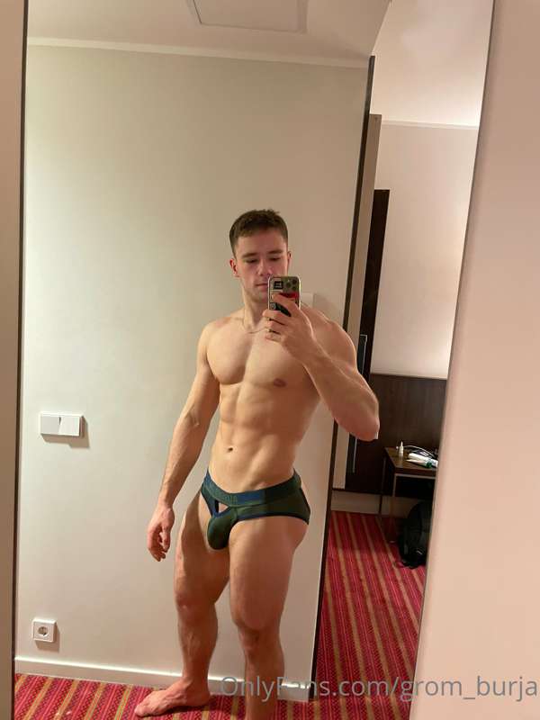 Heey😏.

There are 4 vids:

-First video of me getting undres.. 2