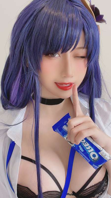 I'm posting again and it's a few free office lady Baal pics .. 5