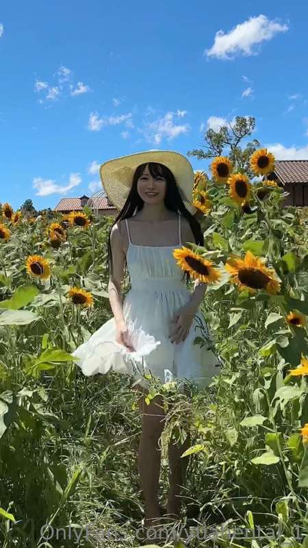 I went to the sunflower field with my friends😉🌻
It's windy a.. 6