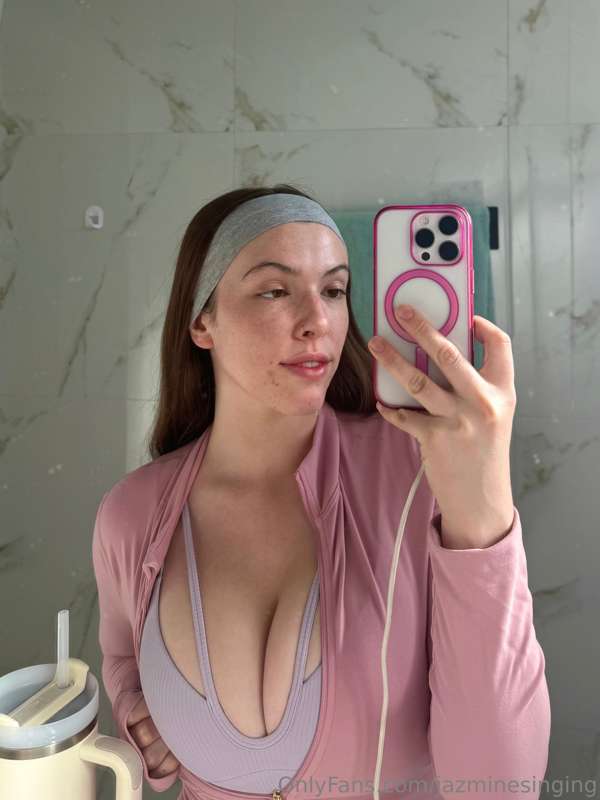 I don’t usually wear headbands but today felt right. The sun.. 1