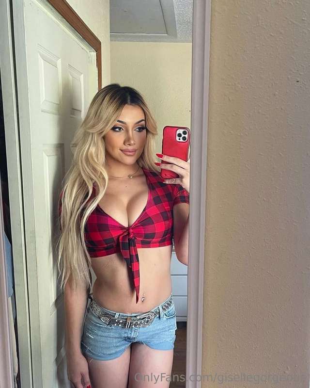 This top really makes my rack pop 🍒🩷
