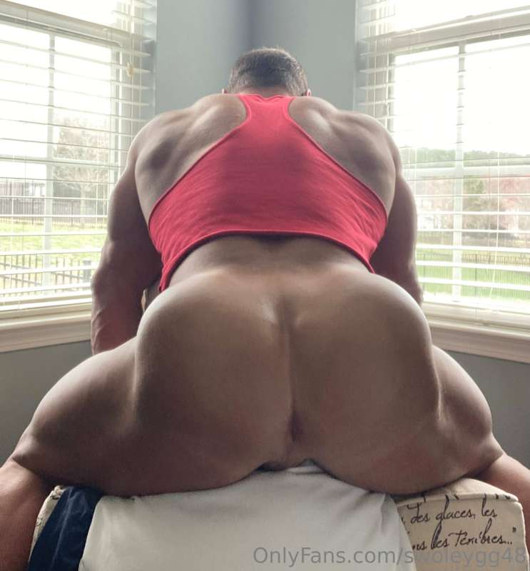 Huge glutes ready for a pounding😈🍑
