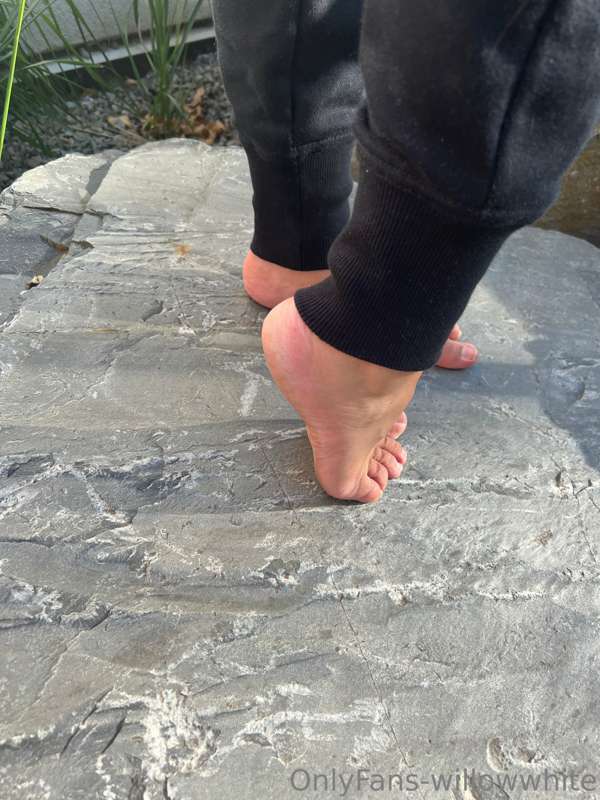 went for a walk, this is for the feet guys xo 😘 23
