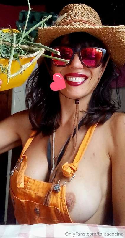 Hoy probamos darle tallos y hojas 420 al Chapu y le gustó! 👩..