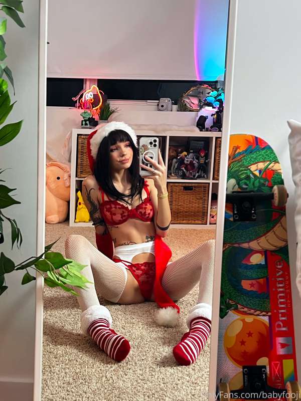 Santa's little assistant 🤫🎄🎁❄️🎅🏼🦌🍾 3