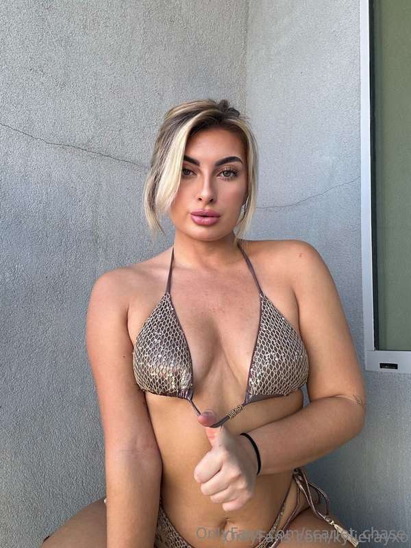 🔥So sexy @kylierayxo wants to show you her soft wet pussy, d..