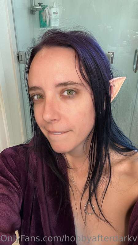 What elven ladies should I cosplay with these?