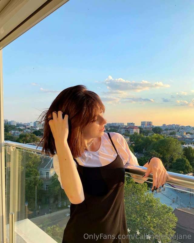 𝑰'𝒎 𝒔𝒕𝒂𝒏𝒅𝒊𝒏𝒈 𝒐𝒏 𝒕𝒉𝒆 𝒃𝒂𝒍𝒄𝒐𝒏𝒚, 𝒆𝒏𝒗𝒆𝒍𝒐𝒑𝒆𝒅 𝒊𝒏 𝒕𝒉𝒆 𝒈𝒆𝒏𝒕𝒍𝒆 𝒓𝒂𝒚𝒔 𝒐𝒇..