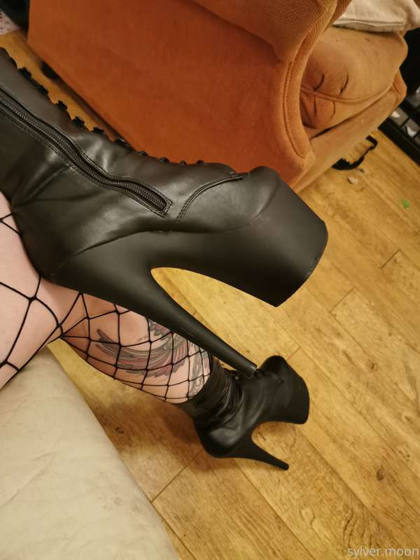 Wide fishnets and tall heels 😍 1