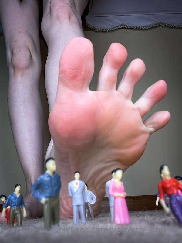 You feel so pathetic and small between my toes! 7