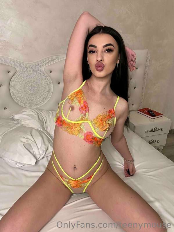 @teeniejazlyn have the prettiest pink pussy 🙈 She want you t.. 1