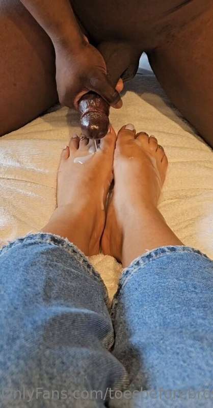Cummy feet shots 🍆💦👣 with @jaydasfeetuk 5